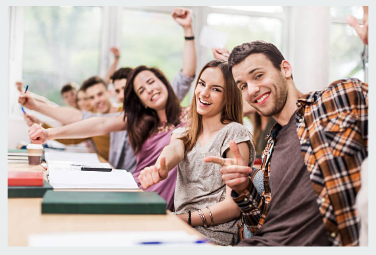 Studenti in aula durante un momento di partecipazione